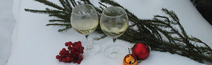 Шампанское Tenuta di Frassineto в новогоднем русском снегу, с калиной и еловой веткой